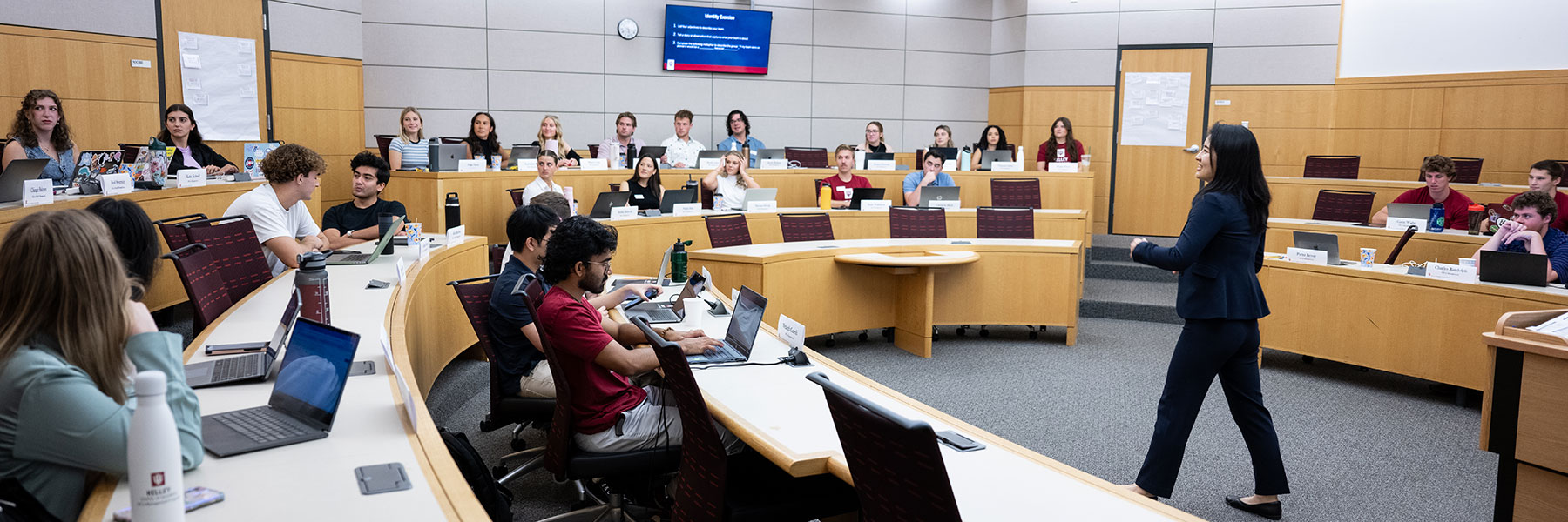 A Kelley professor leads an MS in Management class on the IU Bloomington campus.